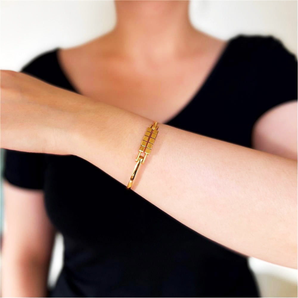22 Carat Gold Cube Detailed Cuff Bracelet
