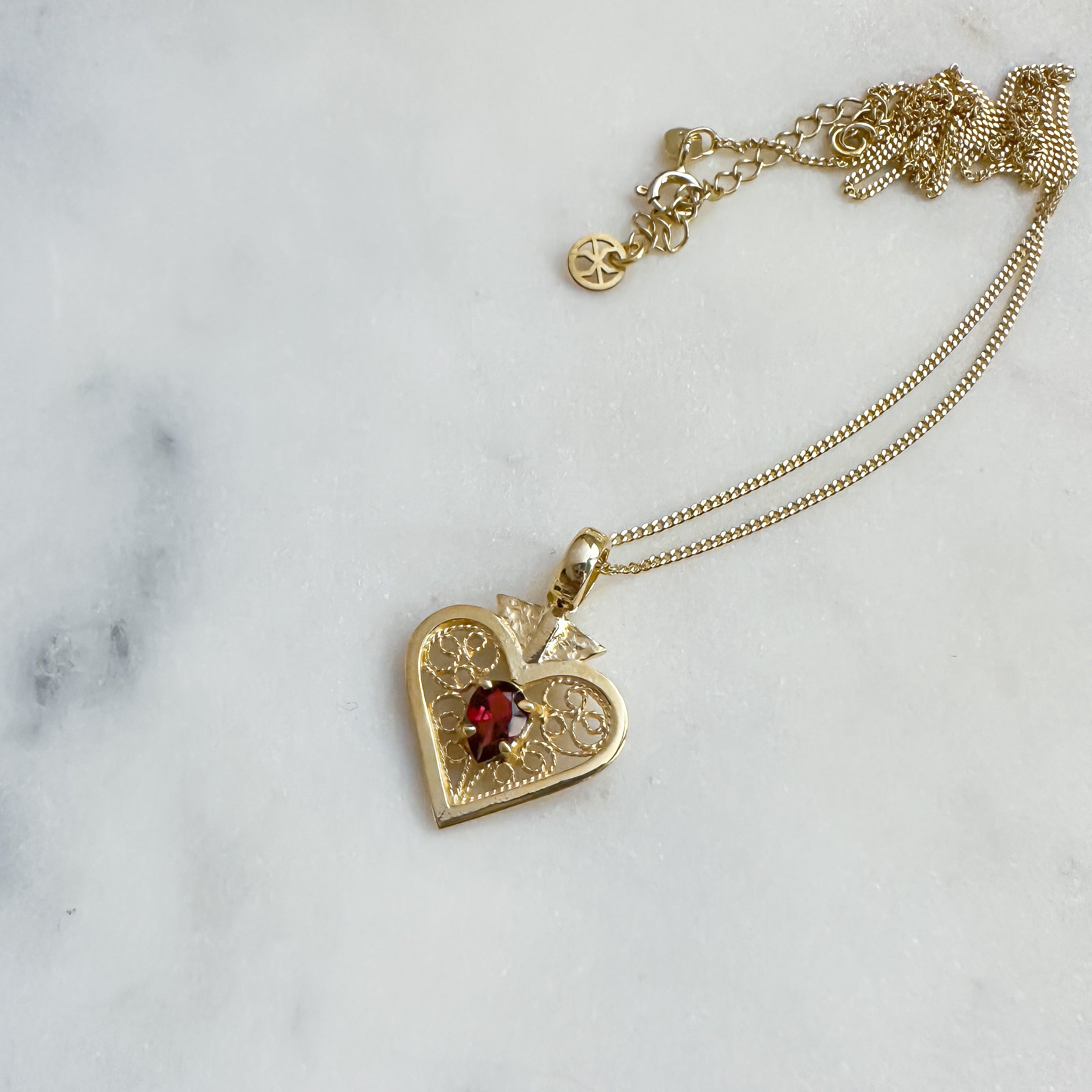 ELIZABETH NECKLACE - GARNET STONE, TWO DIFFERENT TONE OPTIONS